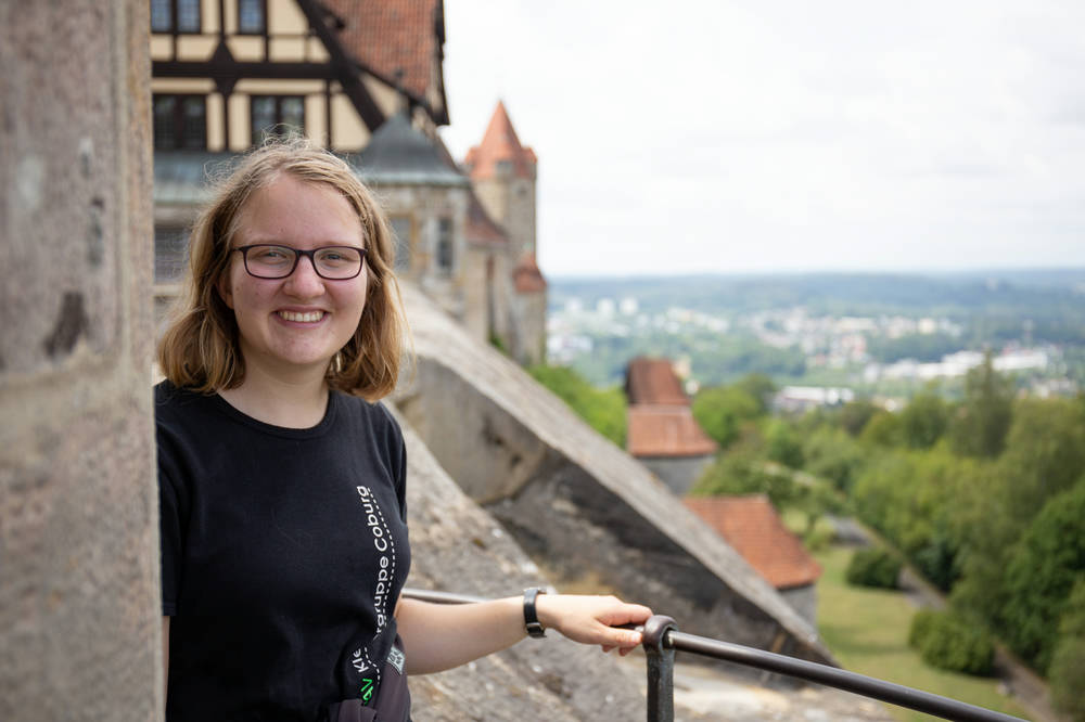 Johanna an der Mauer der Veste